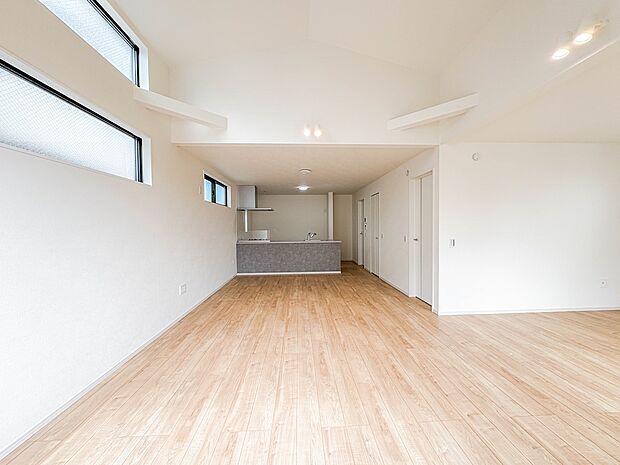 【LDK25.5帖】うららかな陽射しがどのお部屋にも降り注ぎますように、快適さを追求した間取設計。得難い立地環境での生活を恵みの豊かな永住の地へと変えてくれます。