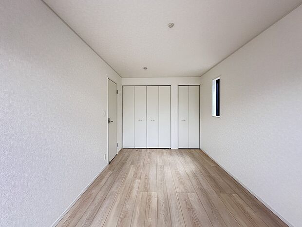 【寝室】シンプルな内装はおしゃれのポイントです。シンプルは華美より飽きがこないからです。色や模様でおしゃれ感をだす。それがシンプルイズビューティーです。
