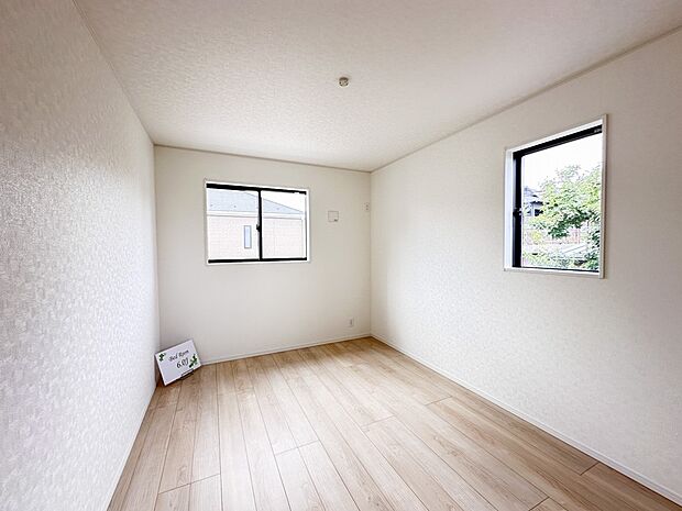 【子供部屋】お子様のお部屋にぴったりなクロークを備えたフローリング仕様の洋室です。