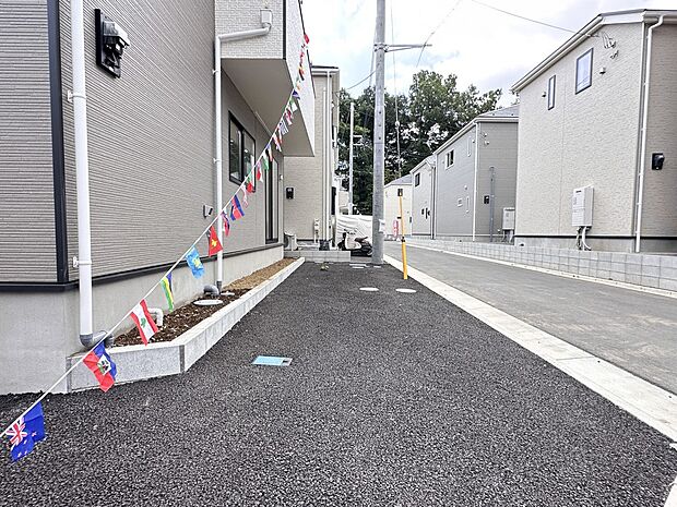【駐車場】毎日の生活にマイカーが必須という方は、購入を検討する際、駐車場があることは大事な条件です。毎日の通勤や家族の送迎、買い物やお出かけなどクルマのある暮らしを満喫したい方は要チェック。…