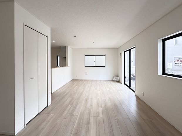 【リビングダイニング】シンプルなデザインの家は風情がある。住む人のこだわりを感じる。外観も内装もいたってシンプル。居心地がよく、家事や趣味、子育てなどにも集中できる。家も人間も熟成するほどシ…