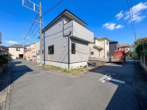 【前面道路】車の通行が少ないので、静かな住環境を維持することができます。