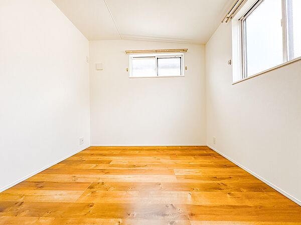 【洋室5.3帖】たっぷりの収納も配備、片付いた空間。陽光も明るく開放的な空間が魅力的
