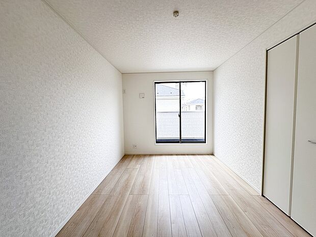 【寝室】シンプルな内装はおしゃれのポイントです。シンプルは華美より飽きがこないからです。色や模様でおしゃれ感をだす。それがシンプルイズビューティーです。