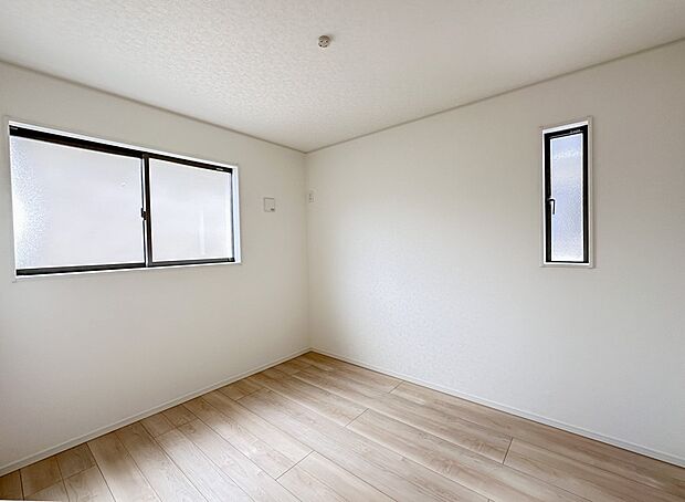 【子供部屋】お子様のお部屋にぴったりなクロークを備えたフローリング仕様の洋室です。