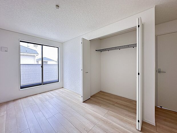【WIC（ウォークインクローゼット）】  たくさんの洋服をかけてもシワになりにくいウォークインクローゼット。洋服以外にも、普段使わない家電やスーツケース、ストック品など何でも片付く嬉しい空間…