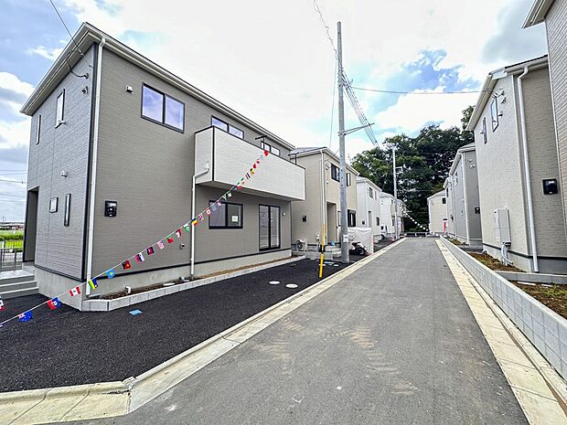 【前面道路】家の前をまっすぐの通りが走っている。クルマは少なく、人々は毎朝、ウォーキング、ジョギング、犬の散歩など、フリーな朝時間を過ごしている。