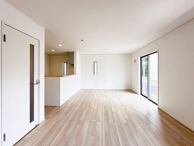 【リビングダイニング】シンプルなデザインの家は風情がある。住む人のこだわりを感じる。外観も内装もいたってシンプル。居心地がよく、家事や趣味、子育てなどにも集中できる。家も人間も熟成するほどシ…