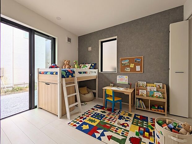 【子供部屋】お子様のお部屋にぴったりなクロークを備えたフローリング仕様の洋室です。