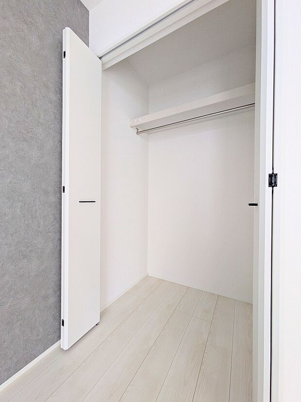 【CL(クローゼット)】 壁面クローゼットのメリットは、衣類が横一列に並ぶためひと目で洋服が選びやすいこと。衣類をたくさんお持ちの方も、限られたスペース内に無理なく収納することができます。…