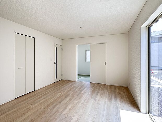 【リビング】 整然とした空間演出、快適な理想の暮らしの実現は家のみの拘りではなく、そこで暮らす方々にとって素敵な環境であることも挙げられると思います。四季折々の変化が奏でる鼓動を楽しんで下…