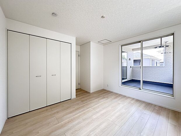 【寝室】シンプルな内装はおしゃれのポイントです。シンプルは華美より飽きがこないからです。色や模様でおしゃれ感をだす。それがシンプルイズビューティーです。