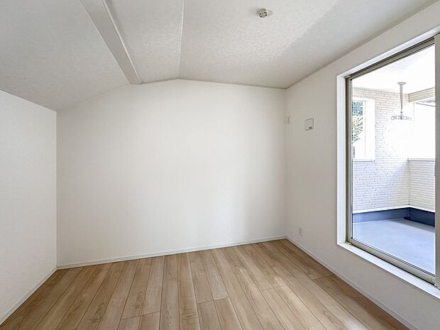 【子供部屋】お子様のお部屋にぴったりなクロークを備えたフローリング仕様の洋室です。