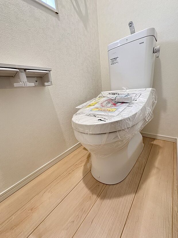 【トイレ】トイレ・ウォシュレット付。快適で衛生的な洗浄機能付温水シャワートイレです。
