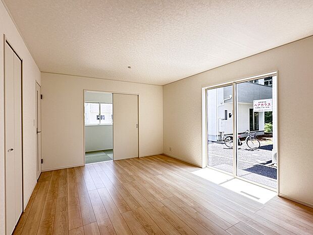 【リビングダイニング】シンプルなデザインの家は風情がある。住む人のこだわりを感じる。外観も内装もいたってシンプル。居心地がよく、家事や趣味、子育てなどにも集中できる。家も人間も熟成するほどシ…