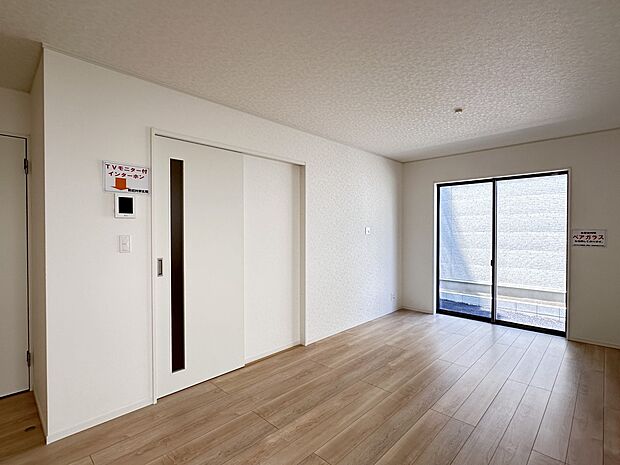 【リビング】 整然とした空間演出、快適な理想の暮らしの実現は家のみの拘りではなく、そこで暮らす方々にとって素敵な環境であることも挙げられると思います。四季折々の変化が奏でる鼓動を楽しんで下…