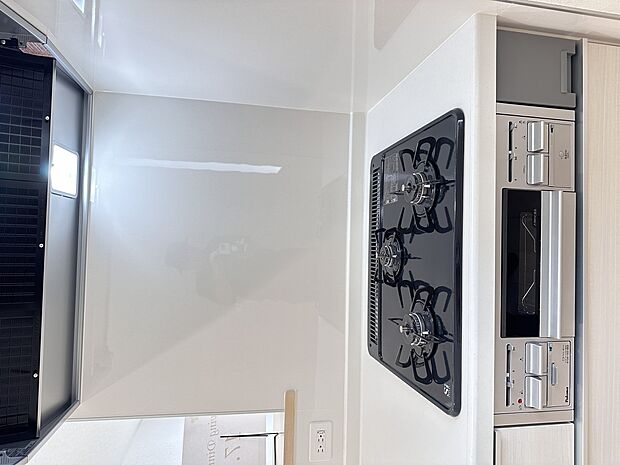 【キッチン】ナチュラルな自然光の中での調理。会話が弾む対面型キッチン。お洒落な食器類を余裕で収納できるスペース。動きやすい女性目線のキッチン動線。これからはお料理をつくる時間が劇的に変わりま…