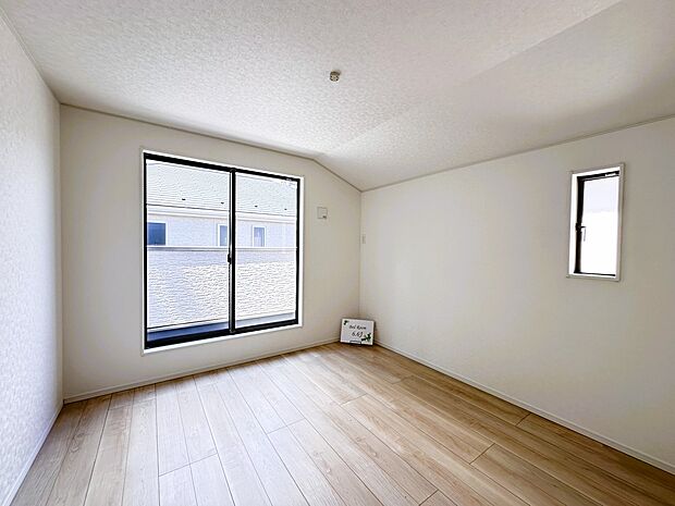 【寝室】シンプルな内装はおしゃれのポイントです。シンプルは華美より飽きがこないからです。色や模様でおしゃれ感をだす。それがシンプルイズビューティーです。