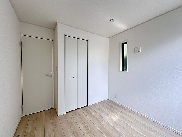 【子供部屋】お子様のお部屋にぴったりなクロークを備えたフローリング仕様の洋室です。