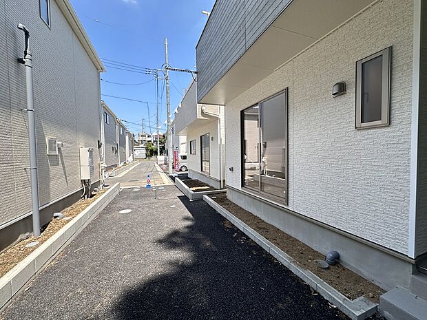 【前面道路】家の前をまっすぐの通りが走っている。クルマは少なく、人々は毎朝、ウォーキング、ジョギング、犬の散歩など、フリーな朝時間を過ごしている。