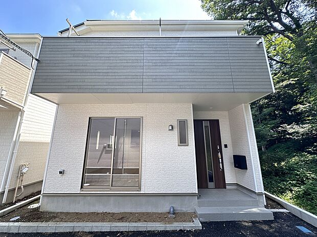 【外観】家族の温かさと陽光の暖かさ、楽しい毎日と明るい未来を予感させる「空間が織り成すひとつ先の住み心地」を演出します。