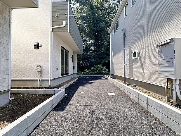 【駐車場】毎日の生活にマイカーが必須という方は、購入を検討する際、駐車場があることは大事な条件です。毎日の通勤や家族の送迎、買い物やお出かけなどクルマのある暮らしを満喫したい方は要チェック。…