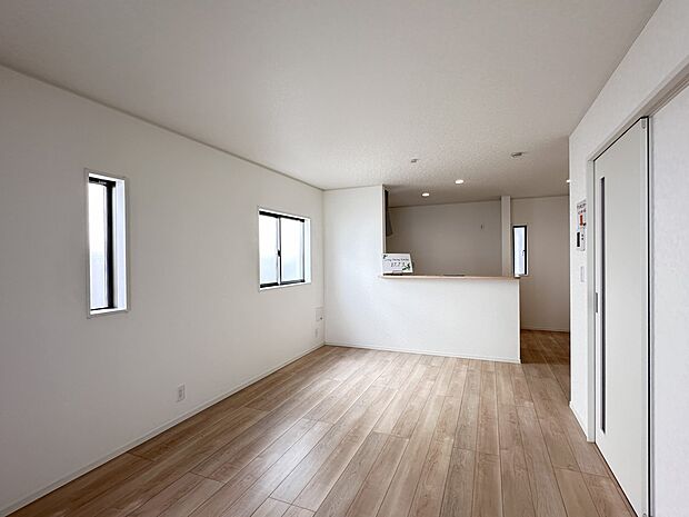 【リビングダイニング】シンプルなデザインの家は風情がある。住む人のこだわりを感じる。外観も内装もいたってシンプル。居心地がよく、家事や趣味、子育てなどにも集中できる。家も人間も熟成するほどシ…