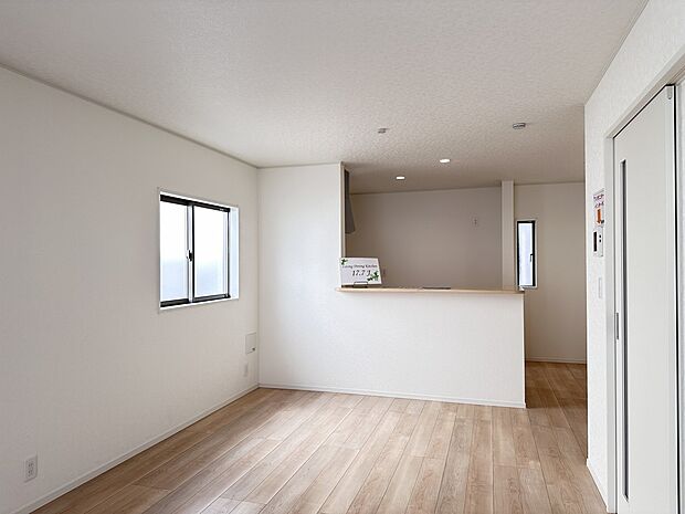 【ダイニング】広々としたリビングダイニング。ゆったりとしたキッチン。生活動線をLDK に集中させ、ご家族が過ごしやすい空間設計にしました。