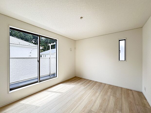 【寝室】シンプルな内装はおしゃれのポイントです。シンプルは華美より飽きがこないからです。色や模様でおしゃれ感をだす。それがシンプルイズビューティーです。