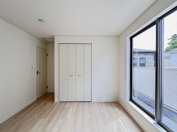 【子供部屋】お子様のお部屋にぴったりなクロークを備えたフローリング仕様の洋室です。
