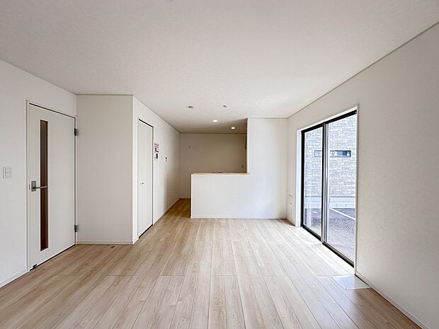 【リビングダイニング】シンプルなデザインの家は風情がある。住む人のこだわりを感じる。外観も内装もいたってシンプル。居心地がよく、家事や趣味、子育てなどにも集中できる。家も人間も熟成するほどシ…