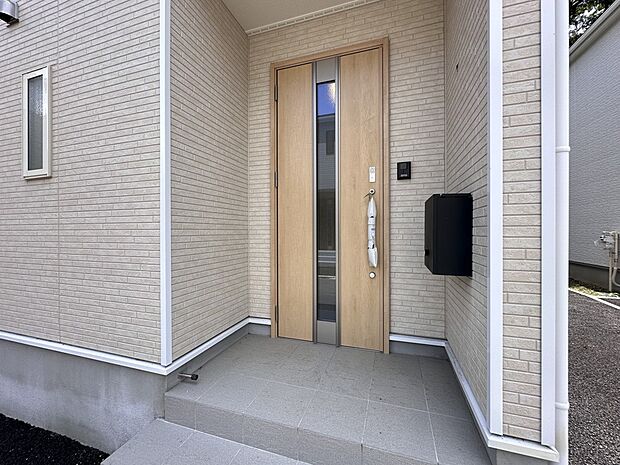 【玄関】家の顔となる玄関は、高いデザイン性が求められます。高級感と断熱性、防犯性に優れた玄関ドアを標準装備。ピッキング対策のセキュリティサムターン等、防犯に考慮しました。