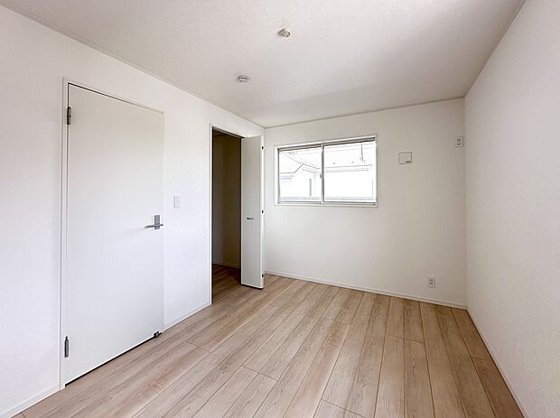 【子供部屋】お子様のお部屋にぴったりなクロークを備えたフローリング仕様の洋室です。
