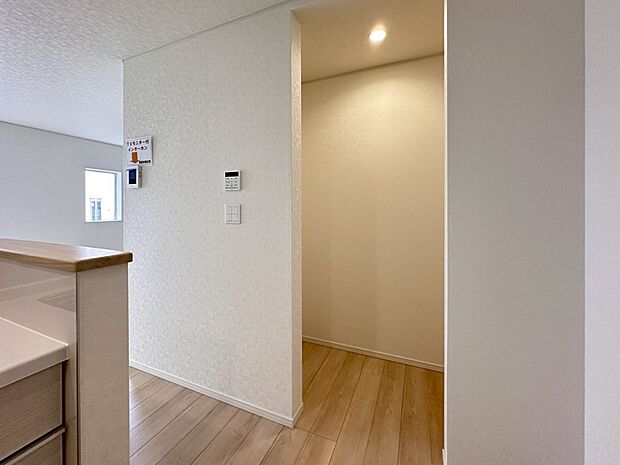 【WIC】WICのメリットの1つ目は、1箇所にまとめて収納が出来ること。2つ目は、衣替えが必要ないこと。3つ目は、扉が少なくなり室内がスッキリ見えること。