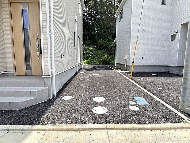 【駐車場】毎日の生活にマイカーが必須という方は、購入を検討する際、駐車場があることは大事な条件です。毎日の通勤や家族の送迎、買い物やお出かけなどクルマのある暮らしを満喫したい方は要チェック。…