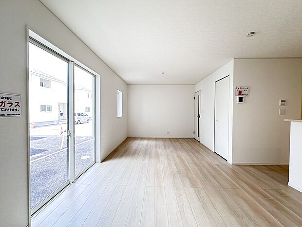 【リビングダイニング】シンプルなデザインの家は風情がある。住む人のこだわりを感じる。外観も内装もいたってシンプル。居心地がよく、家事や趣味、子育てなどにも集中できる。家も人間も熟成するほどシ…