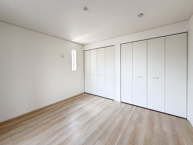 【寝室】シンプルな内装はおしゃれのポイントです。シンプルは華美より飽きがこないからです。色や模様でおしゃれ感をだす。それがシンプルイズビューティーです。