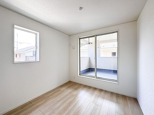 【子供部屋】お子様のお部屋にぴったりなクロークを備えたフローリング仕様の洋室です。