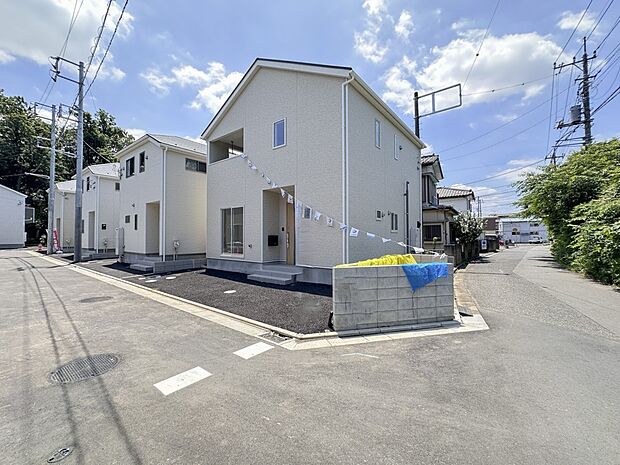 【前面道路】家の前をまっすぐの通りが走っている。クルマは少なく、人々は毎朝、ウォーキング、ジョギング、犬の散歩など、フリーな朝時間を過ごしている。