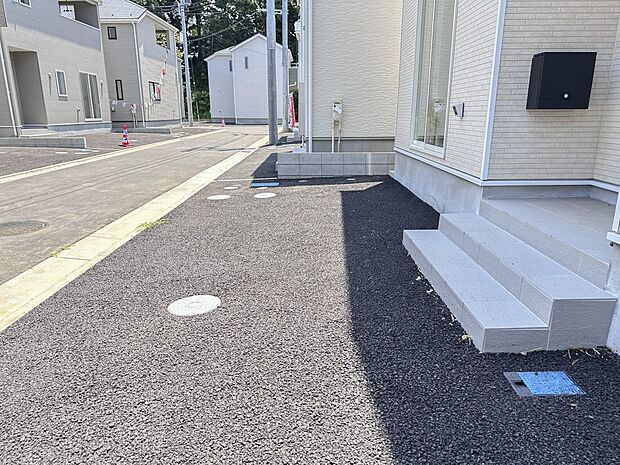 【駐車場】毎日の生活にマイカーが必須という方は、購入を検討する際、駐車場があることは大事な条件です。毎日の通勤や家族の送迎、買い物やお出かけなどクルマのある暮らしを満喫したい方は要チェック。…