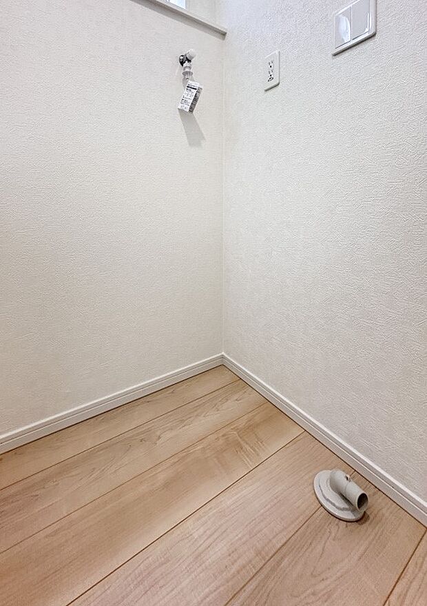 【ランドリースペース】毎日使う洗濯機。しっかりと奥行きのある置き場が確保されています。