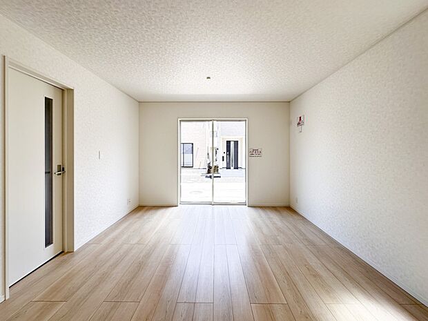 【リビングダイニング】シンプルなデザインの家は風情がある。住む人のこだわりを感じる。外観も内装もいたってシンプル。居心地がよく、家事や趣味、子育てなどにも集中できる。家も人間も熟成するほどシ…