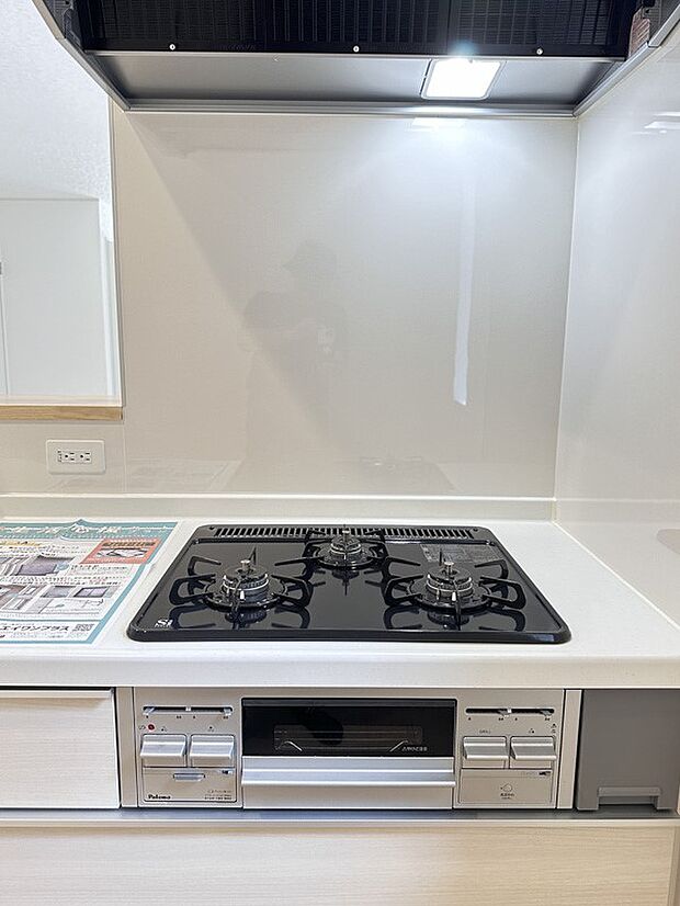 【キッチン】ナチュラルな自然光の中での調理。会話が弾む対面型キッチン。お洒落な食器類を余裕で収納できるスペース。動きやすい女性目線のキッチン動線。これからはお料理をつくる時間が劇的に変わりま…