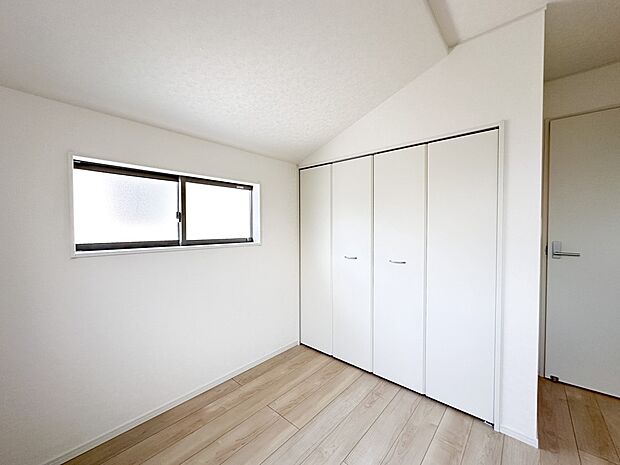 【寝室】シンプルな内装はおしゃれのポイントです。シンプルは華美より飽きがこないからです。色や模様でおしゃれ感をだす。それがシンプルイズビューティーです。