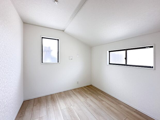 【子供部屋】お子様のお部屋にぴったりなクロークを備えたフローリング仕様の洋室です。