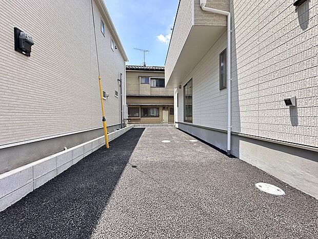 【駐車場】毎日の生活にマイカーが必須という方は、購入を検討する際、駐車場があることは大事な条件です。毎日の通勤や家族の送迎、買い物やお出かけなどクルマのある暮らしを満喫したい方は要チェック。…