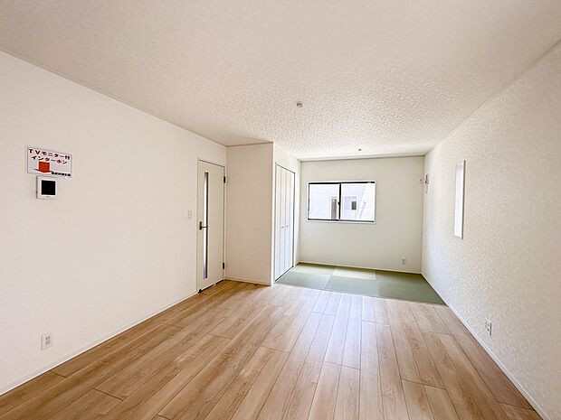 【リビングダイニング】シンプルなデザインの家は風情がある。住む人のこだわりを感じる。外観も内装もいたってシンプル。居心地がよく、家事や趣味、子育てなどにも集中できる。家も人間も熟成するほどシ…