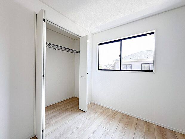 【子供部屋】お子様のお部屋にぴったりなクロークを備えたフローリング仕様の洋室です。