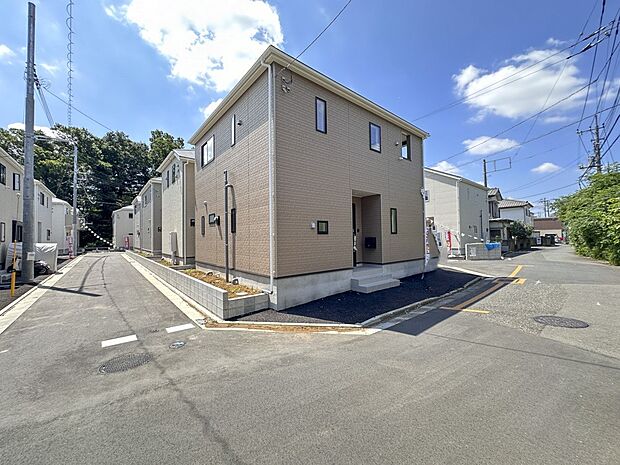 【前面道路】車の通行が少ないので、静かな住環境を維持することができます。