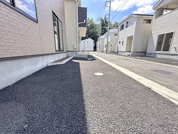 【駐車場】毎日の生活にマイカーが必須という方は、購入を検討する際、駐車場があることは大事な条件です。毎日の通勤や家族の送迎、買い物やお出かけなどクルマのある暮らしを満喫したい方は要チェック。…